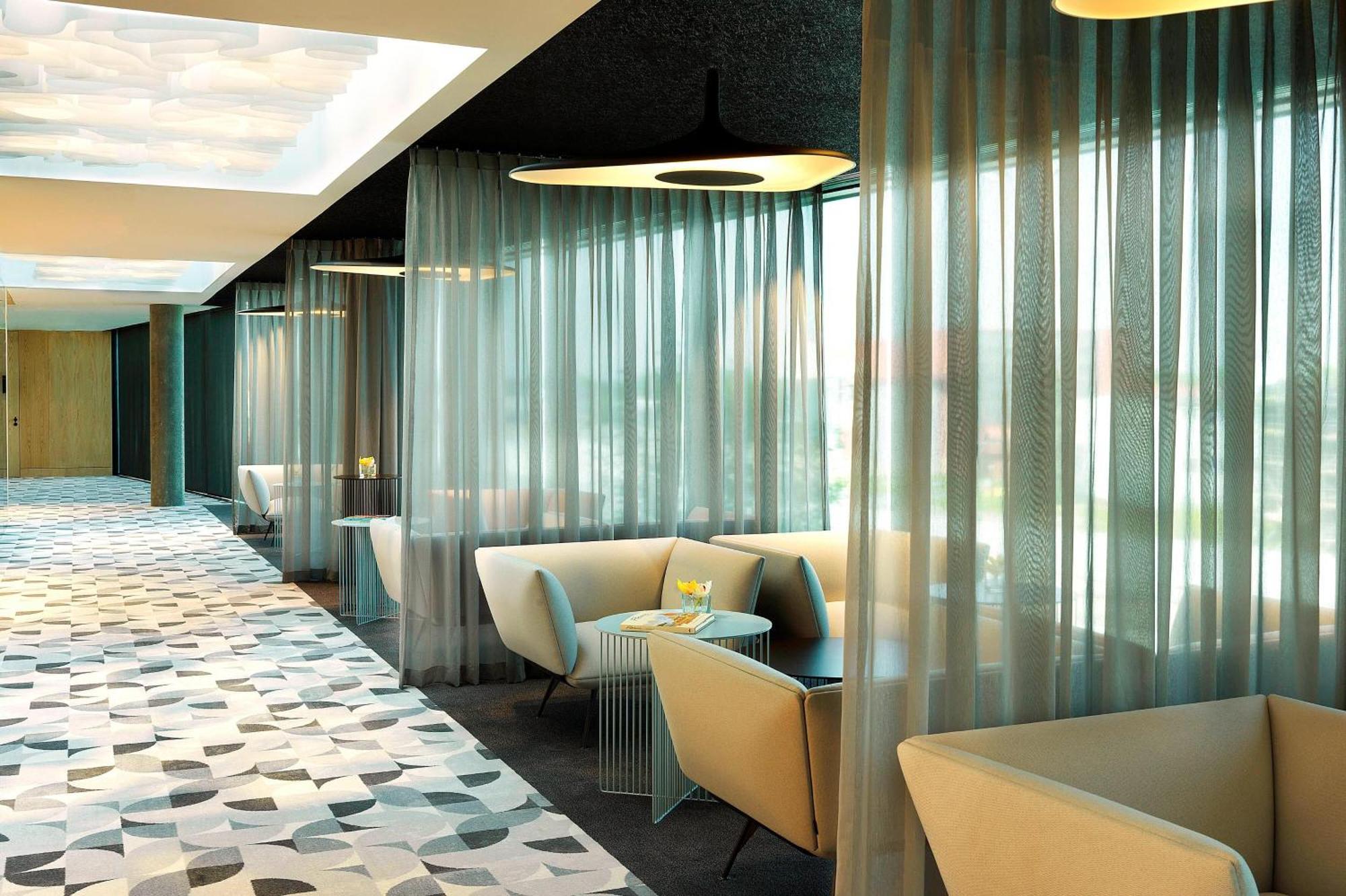 Renaissance Airport Hotell 5*